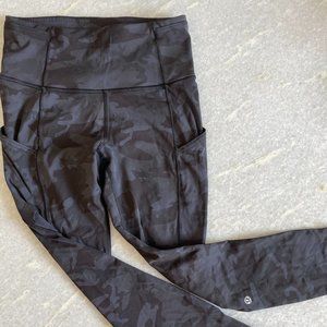 lululemon Fast and Free High-Rise Tight 25" - size 4 - small - black camo